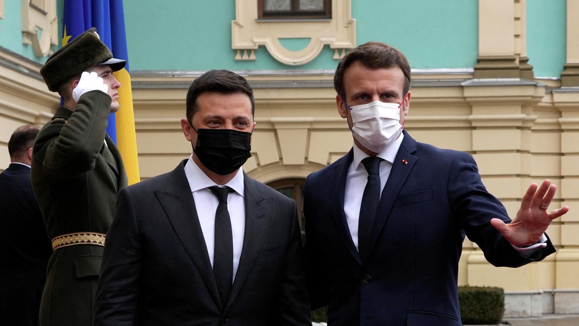 Президент Украины Владимир Зеленский и президент Франции Эммануэль Макрон во время встречи в Киеве Президент Украины Владимир Зеленский и президент Франции Эммануэль Макрон во время встречи в Киеве - РИА Новости, 1920, 08.02.2022