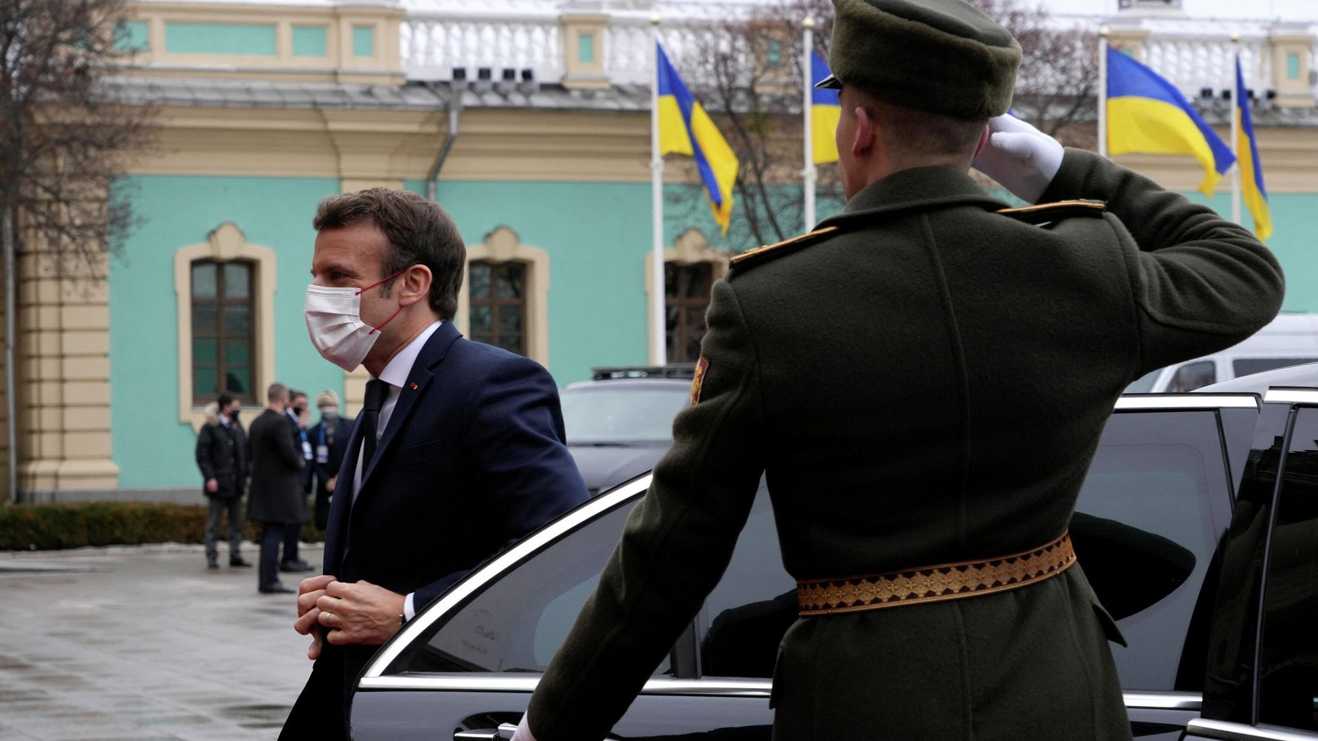 Президент Франции Эммануэль Макрон перед встречей с президентом Украины Владимиром Зеленским в Киеве. 8 февраля 2022 Президент Франции Эммануэль Макрон перед встречей с президентом Украины Владимиром Зеленским в Киеве. 8 февраля 2022 - РИА Новости, 1920, 08.02.2022
