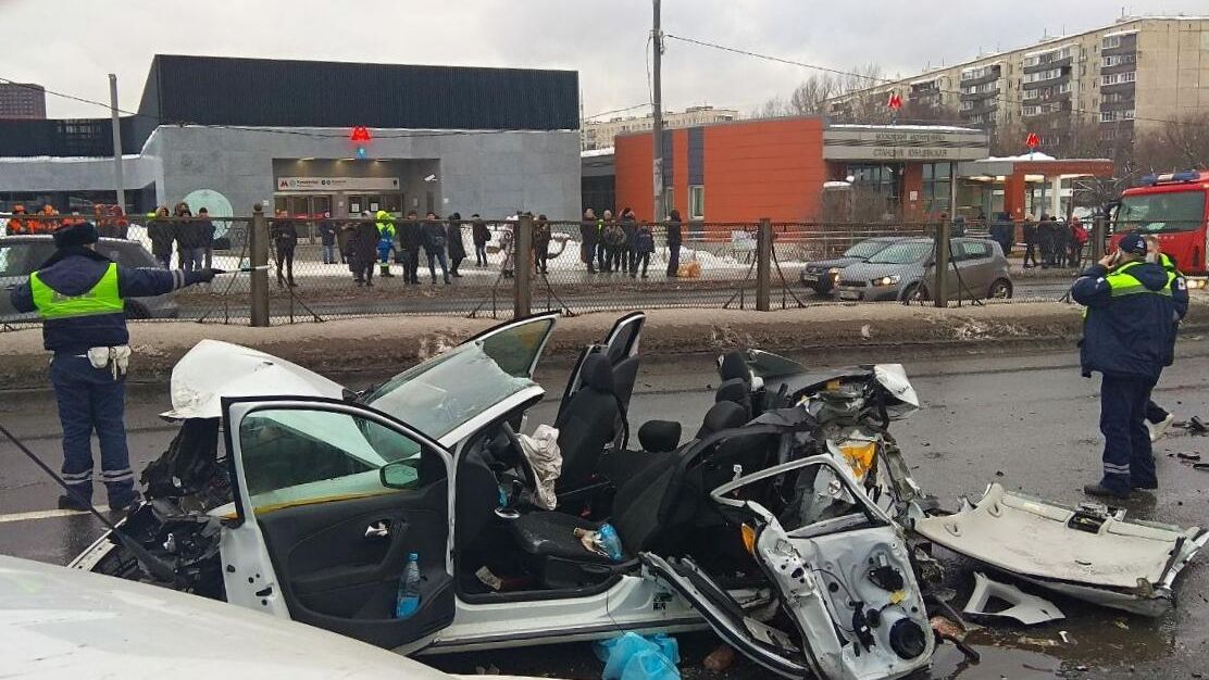 Сотрудники ДПС возле автомобиля, пострадавшего в результате ДТП с участием девяти машин на Рублевском шоссе Сотрудники ДПС возле автомобиля, пострадавшего в результате ДТП с участием девяти машин на Рублевском шоссе - РИА Новости, 1920, 08.02.2022