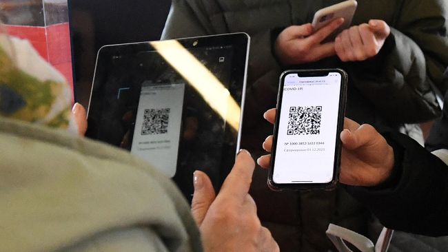 Сотрудница музея проверяет наличие QR-кода о вакцинации от CoVID-19 Сотрудница музея проверяет наличие QR-кода о вакцинации от CoVID-19
