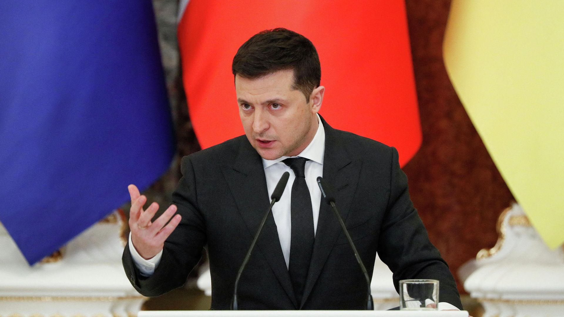 Президент Украины Владимир Зеленский во время пресс-конференции после переговоров с президентом Франции Эммануэлем Макроном в Киеве Президент Украины Владимир Зеленский во время пресс-конференции после переговоров с президентом Франции Эммануэлем Макроном в Киеве - РИА Новости, 1920, 10.02.2022