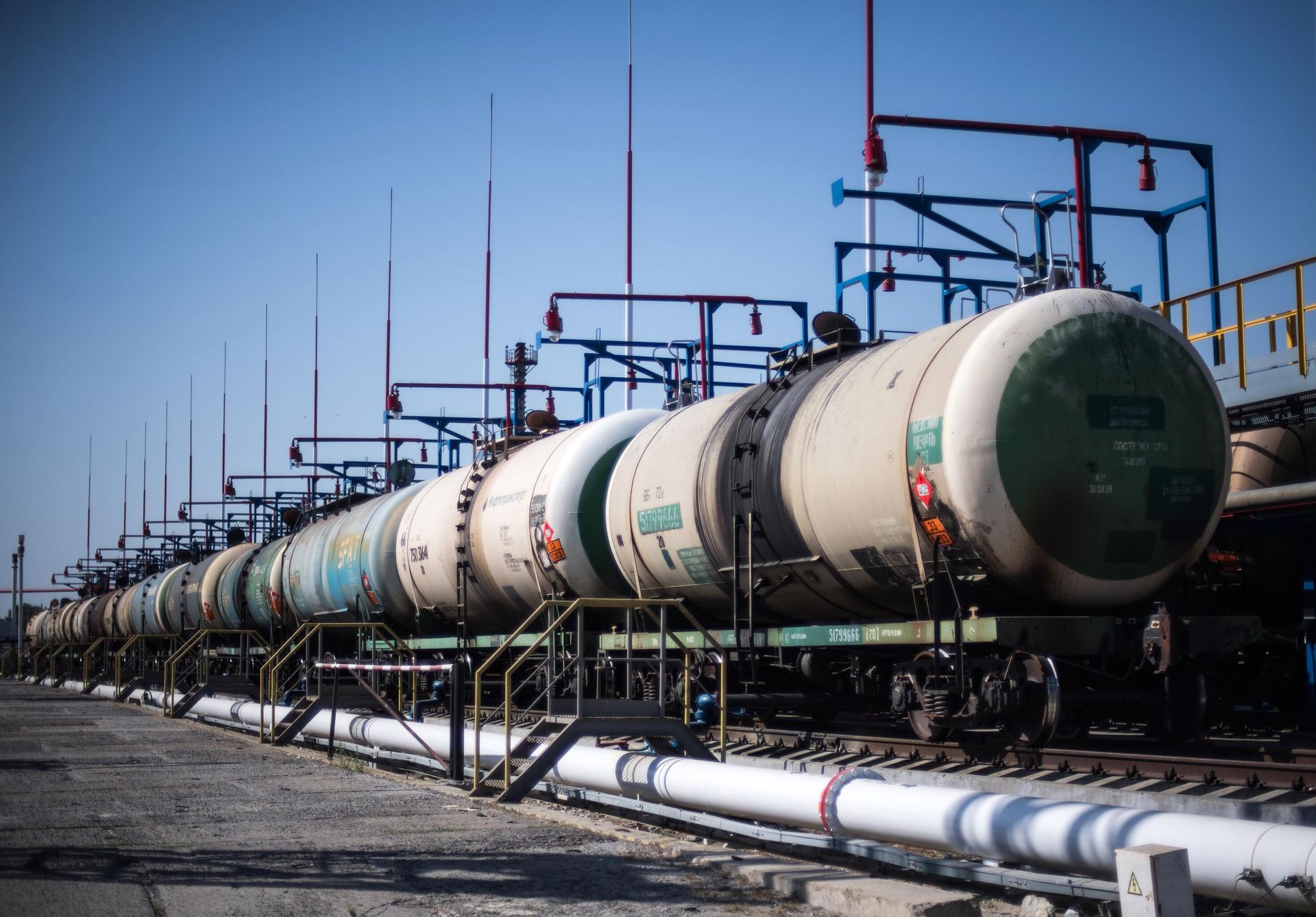 Цистерны на нефтебазе на территории Новороссийского морского торгового порта Цистерны на нефтебазе на территории Новороссийского морского торгового порта - РИА Новости, 1920, 30.04.2026