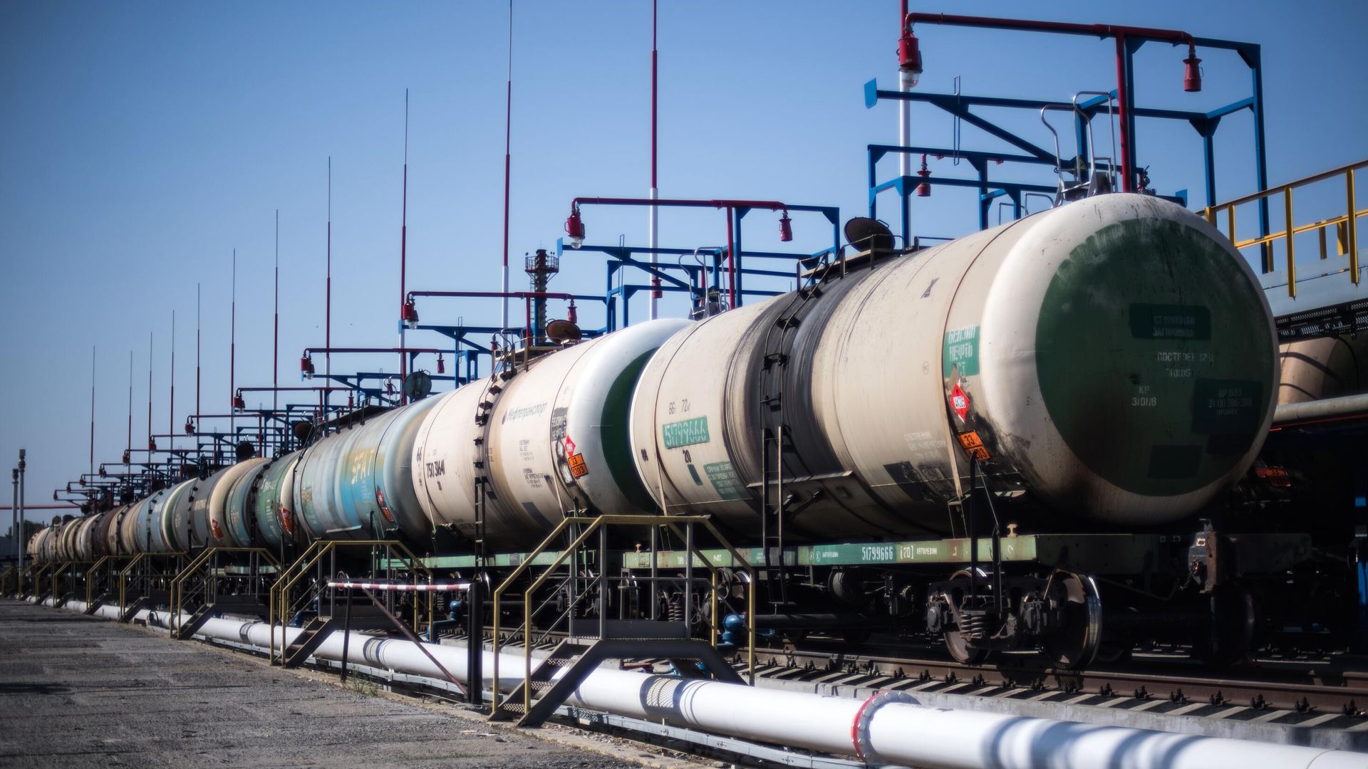Цистерны на нефтебазе на территории Новороссийского морского торгового порта Цистерны на нефтебазе на территории Новороссийского морского торгового порта - РИА Новости, 1920, 27.03.2026