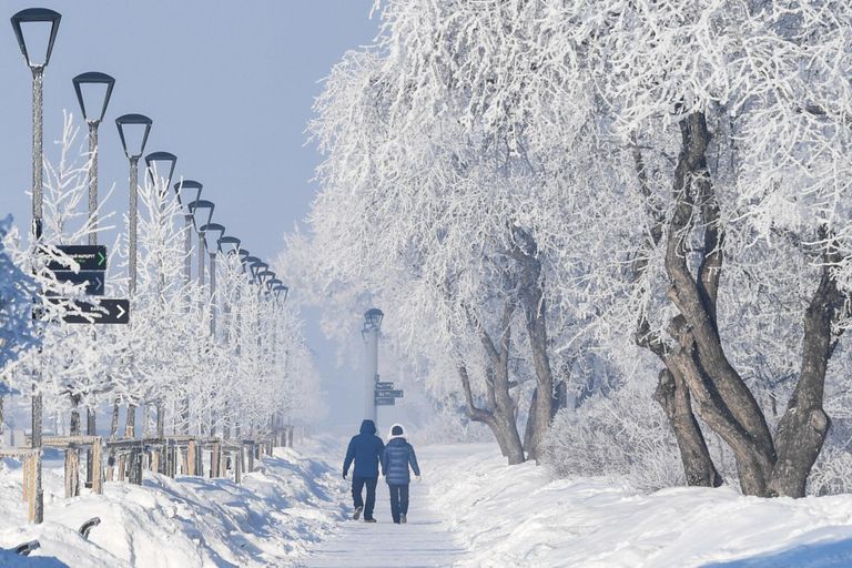 Прохожие на Михайловской набережной в Новосибирске