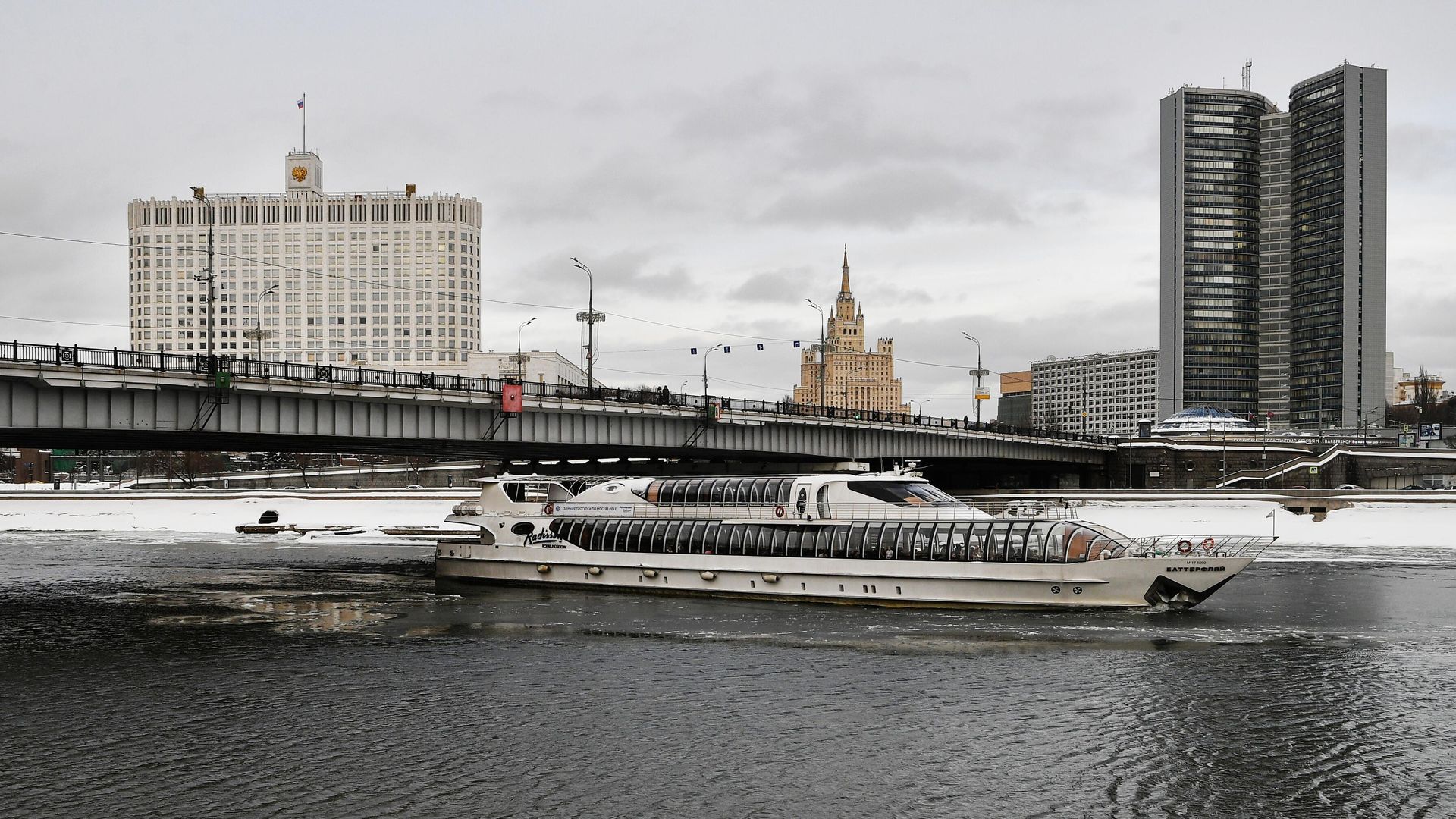 Теплоход проплывает под Новоарбатским мостом в Москве Теплоход проплывает под Новоарбатским мостом в Москве - РИА Новости, 1920, 09.02.2022