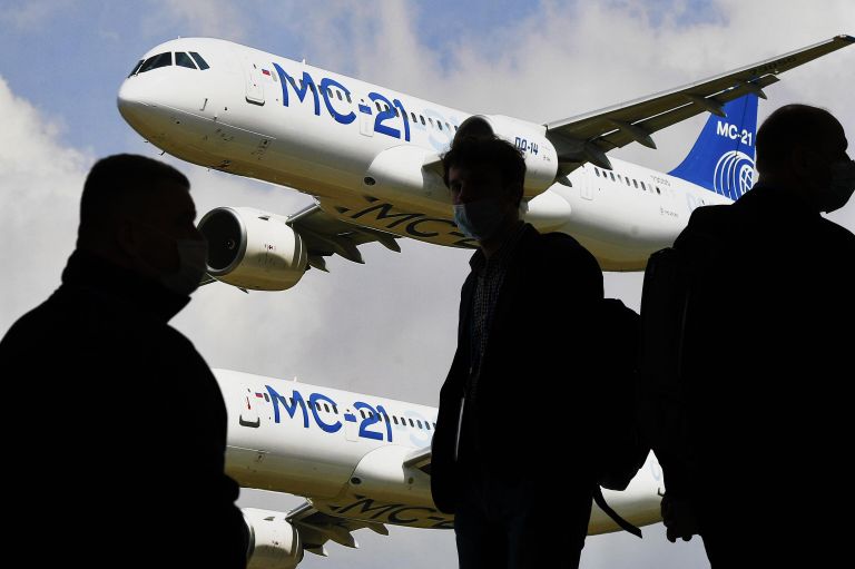 Изображение российских пассажирских самолетов МС-21 на стенде на Национальной выставке гражданской авиации NAIS-2022 в Москве Изображение российских пассажирских самолетов МС-21 на стенде на Национальной выставке гражданской авиации NAIS-2022 в Москве