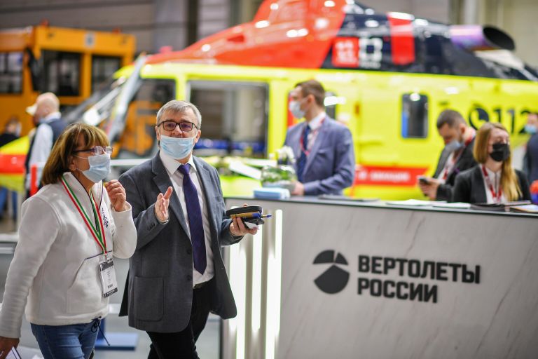 Посетители проходят рядом со стендом компании Вертолеты России на Национальной выставке гражданской авиации NAIS-2022 в Москве Посетители проходят рядом со стендом компании Вертолеты России на Национальной выставке гражданской авиации NAIS-2022 в Москве