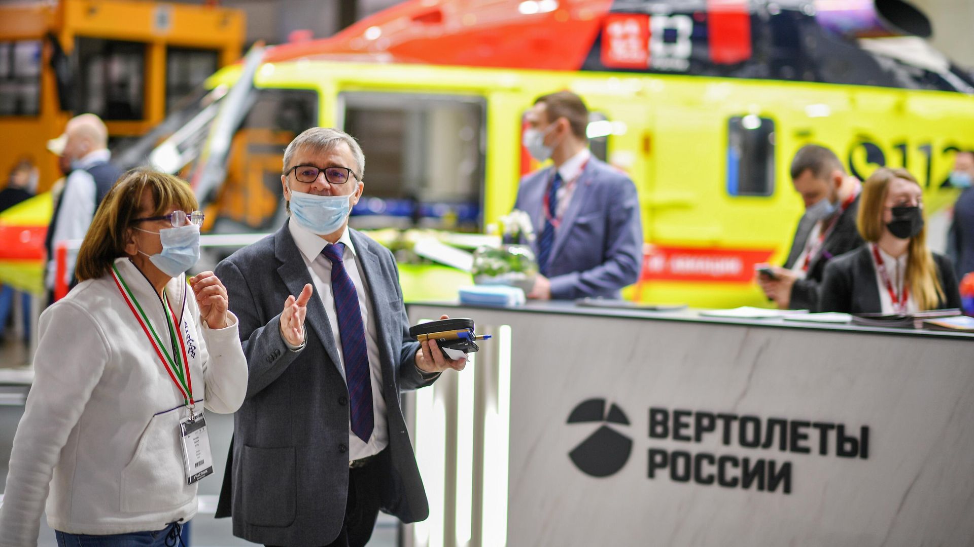 Посетители проходят рядом со стендом компании Вертолеты России Посетители проходят рядом со стендом компании Вертолеты России - РИА Новости, 1920, 28.06.2022