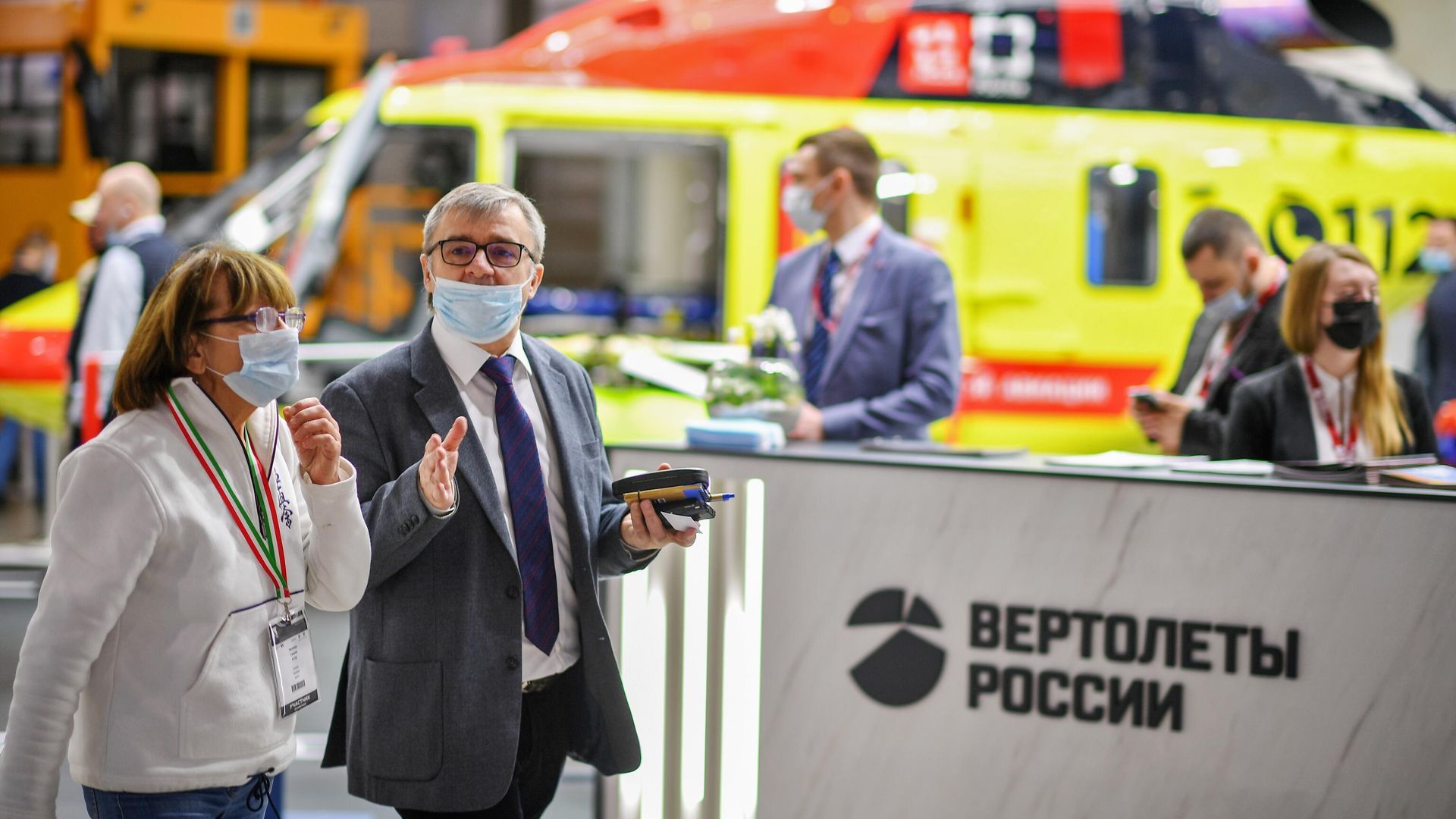 Посетители проходят рядом со стендом компании Вертолеты России Посетители проходят рядом со стендом компании Вертолеты России - РИА Новости, 1920, 28.06.2022