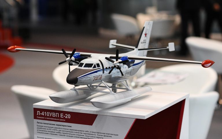 Макет турбовинтового самолета L 410 UVP-E20 на стенде Уральского завода гражданской авиации (УЗГА) на Национальной выставке гражданской авиации NAIS-2022 в Москве Макет турбовинтового самолета L 410 UVP-E20 на стенде Уральского завода гражданской авиации (УЗГА) на Национальной выставке гражданской авиации NAIS-2022 в Москве