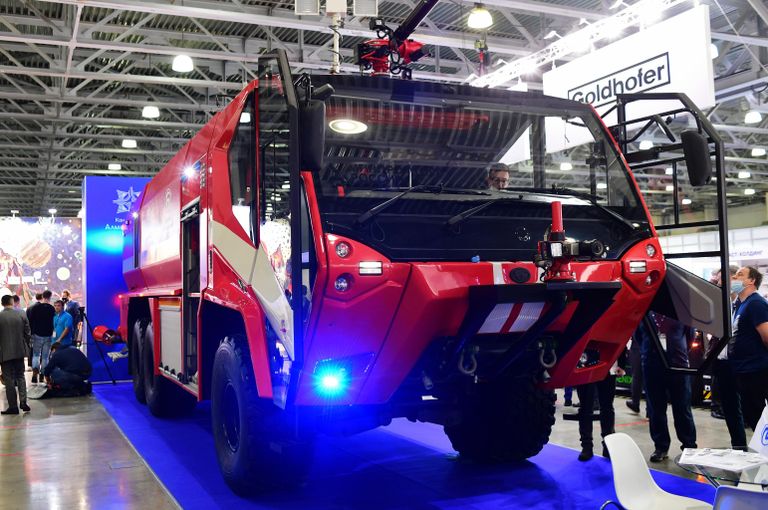 Пожарный аэродромный автомобиль АА 12,570/100 (СПСА) на стенде Брянского автомобильного завода (входит в концерн Алмаз-Антей) на Национальной выставке гражданской авиации NAIS-2022 в Москве Пожарный аэродромный автомобиль АА 12,570/100 (СПСА) на стенде Брянского автомобильного завода (входит в концерн Алмаз-Антей) на Национальной выставке гражданской авиации NAIS-2022 в Москве