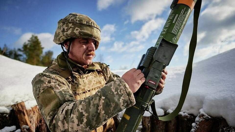 Украинский военнослужащий с американским боеприпасом M141 Bunker Defeat Munition Украинский военнослужащий с американским боеприпасом M141 Bunker Defeat Munition - РИА Новости, 1920, 11.02.2022
