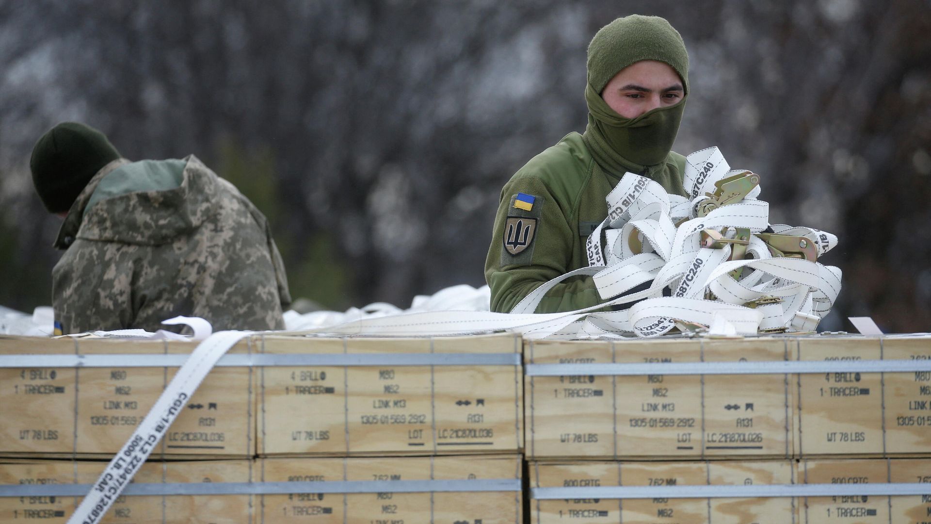 Украинские военные во время разгрузки военной помощи из США в аэропорту Борисполь Украинские военные во время разгрузки военной помощи из США в аэропорту Борисполь - РИА Новости, 1920, 12.02.2022