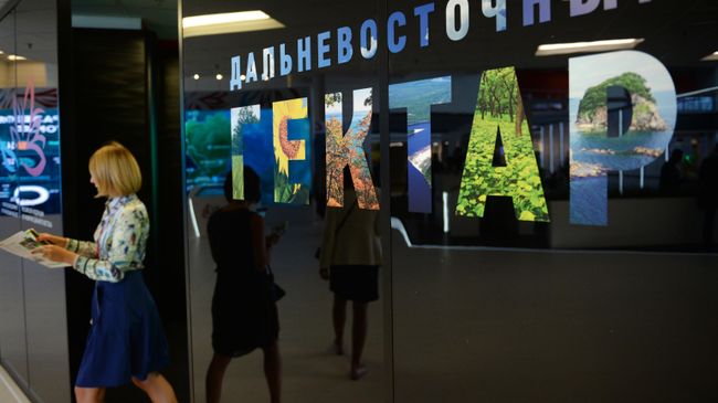 Посетительница выходит с презентации оригинальных идей по освоению дальневосточных гектаров