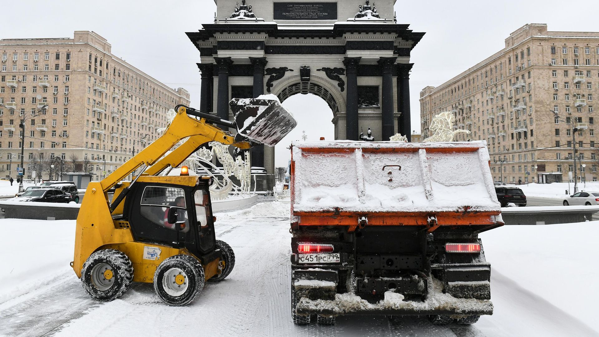 Снегоуборочная техника убирает снег у Триумфальной арки в Москве Снегоуборочная техника убирает снег у Триумфальной арки в Москве - РИА Новости, 1920, 06.02.2024