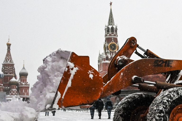 Уборка снега на Красной площади в Москве Уборка снега на Красной площади в Москве
