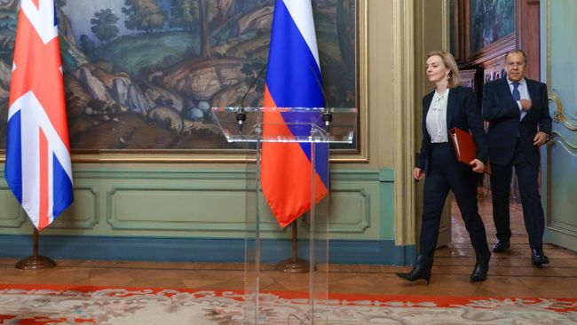 Министр иностранных дел России Сергей Лавров и глава МИД Великобритании Элизабет Трасс на пресс-конференции по итогам переговоров