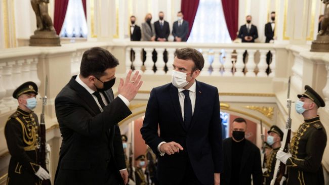 Президент Украины Владимир Зеленский и президент Франции Эммануэль Макрон во время встречи в Киеве