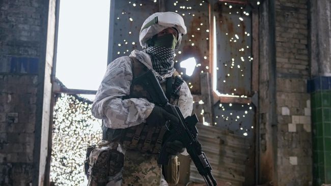 Украинский военнослужащий в разрушенном промышленном комплексе на передовой позиции под Авдеевкой Украинский военнослужащий в разрушенном промышленном комплексе на передовой позиции под Авдеевкой
