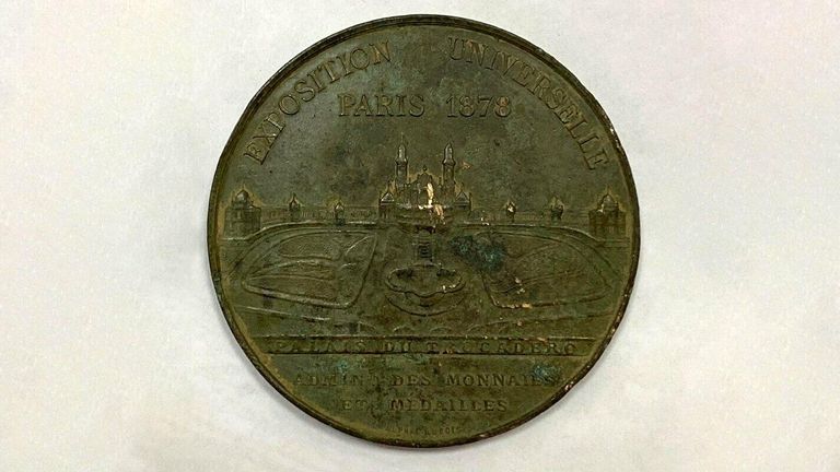 Памятная медаль с парижской выставки 1878 года Памятная медаль с парижской выставки 1878 года