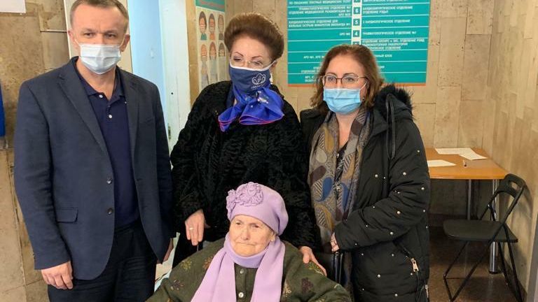 Вера Саакян после выписки с главврачом Филатовской больницы Валерием Вечорко и дочерьми Вера Саакян после выписки с главврачом Филатовской больницы Валерием Вечорко и дочерьми - РИА Новости, 1920, 11.02.2022