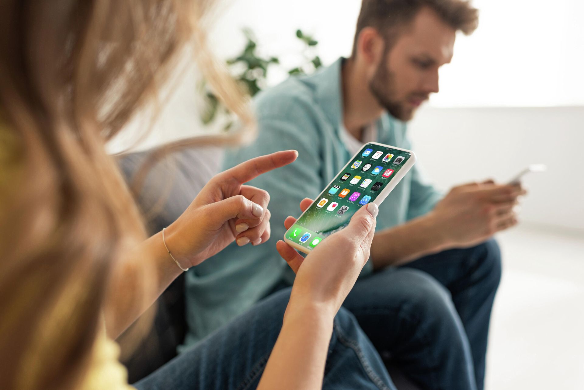 Молодые люди изучают настройки смартфонов Молодые люди изучают настройки смартфонов - РИА Новости, 1920, 24.02.2022