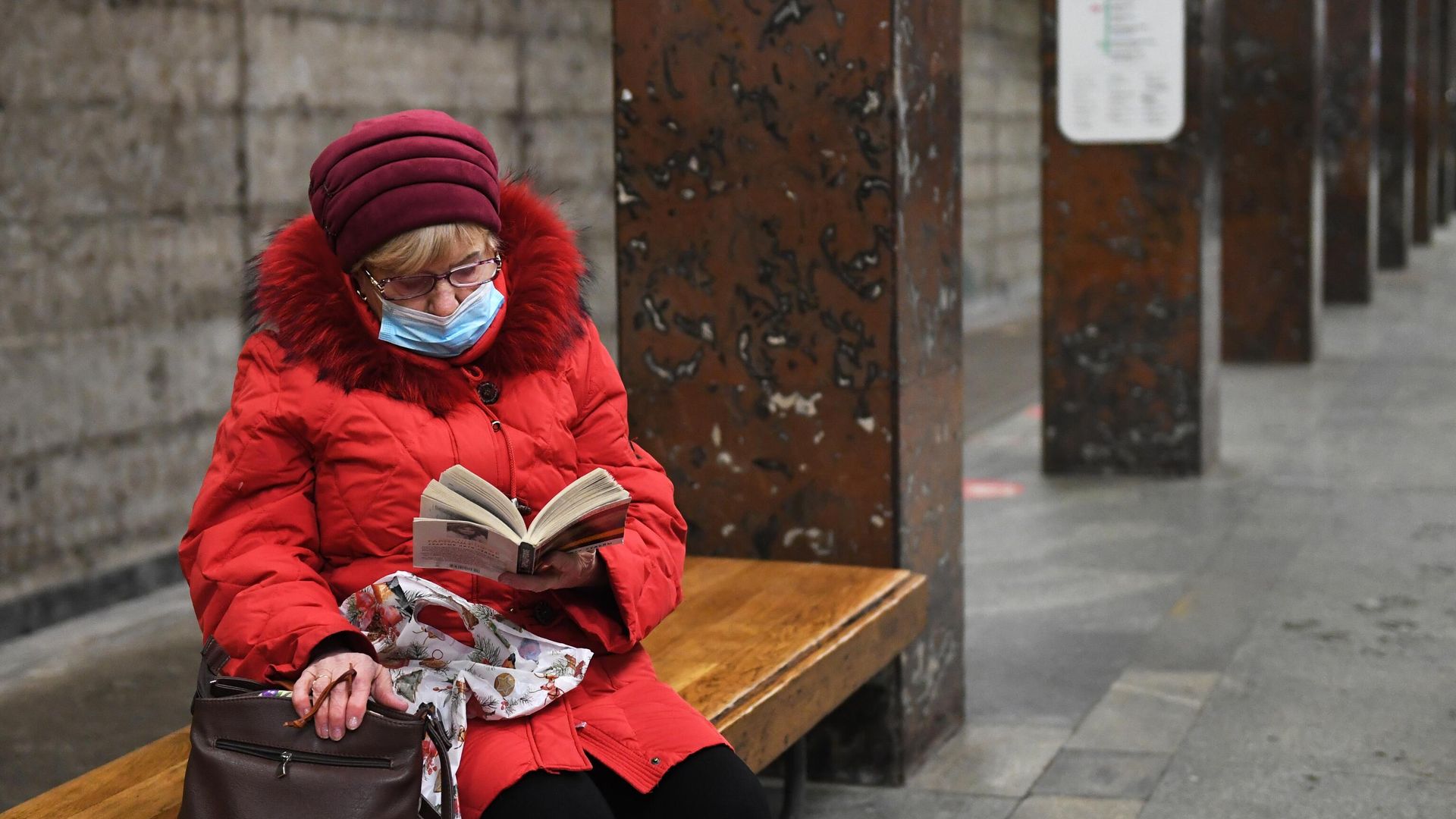 Женщина в защитной маске на станции Московского метрополитена - РИА Новости, 1920, 12.02.2022