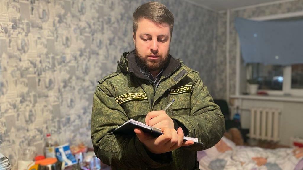 Следователь на месте покушения на убийство малолетнего в городе Энгельс Саратовской области Следователь на месте покушения на убийство малолетнего в городе Энгельс Саратовской области - РИА Новости, 1920, 12.02.2022