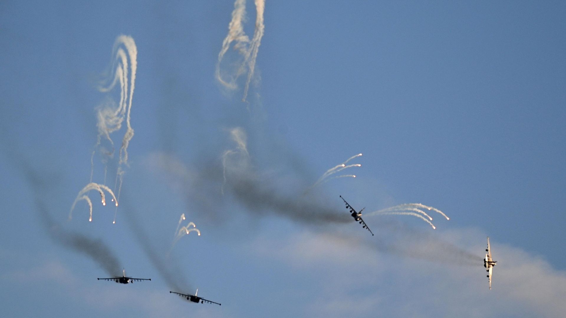 Штурмовики Су-25 в небе над полигоном Гожский в Гродненской области во время совместных учений России и Белоруссии Штурмовики Су-25 в небе над полигоном Гожский в Гродненской области во время совместных учений России и Белоруссии - РИА Новости, 1920, 31.01.2023