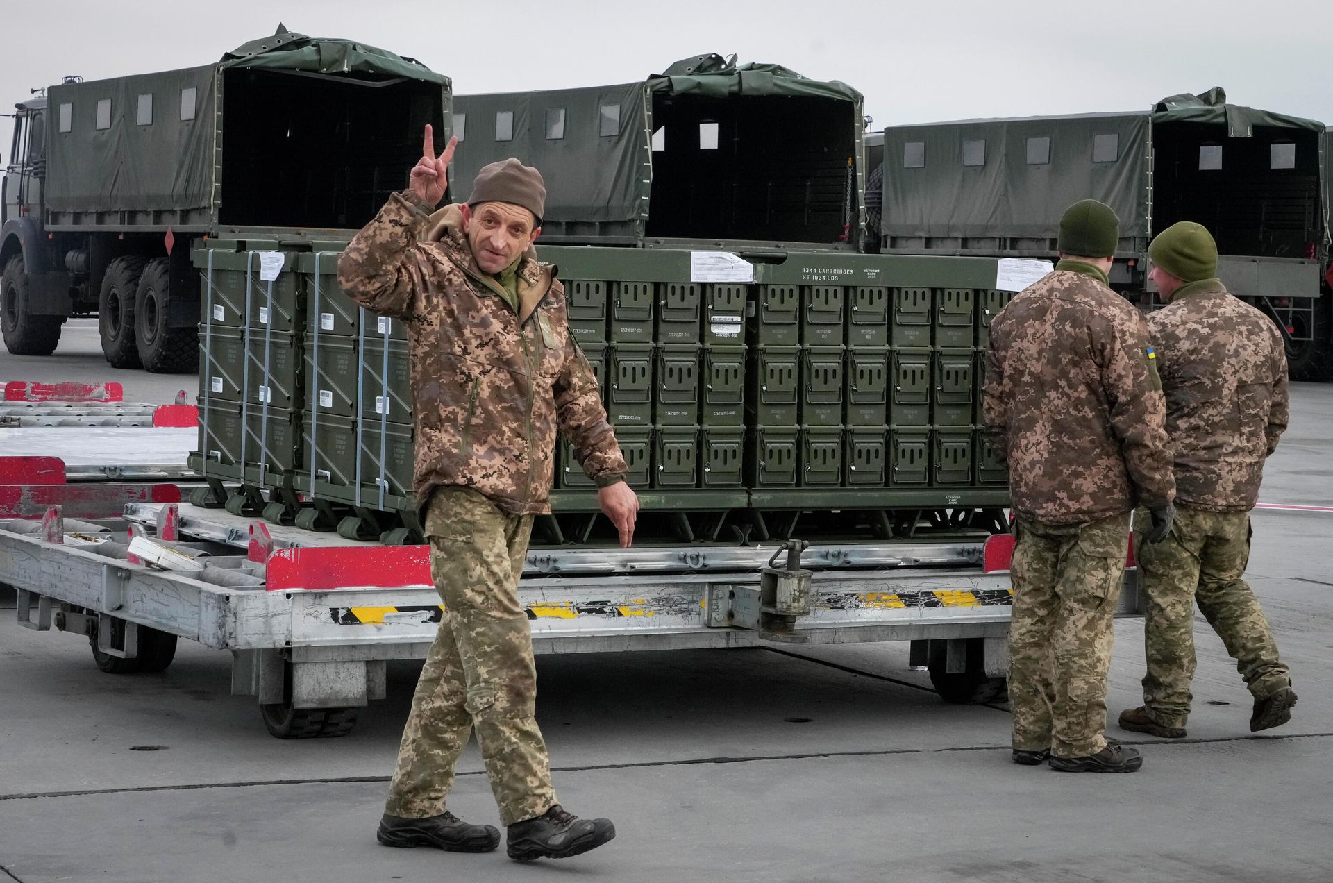 Украинский военнослужащий во время разгрузки военной помощи из США в аэропорту Борисполь - РИА Новости, 1920, 09.09.2022