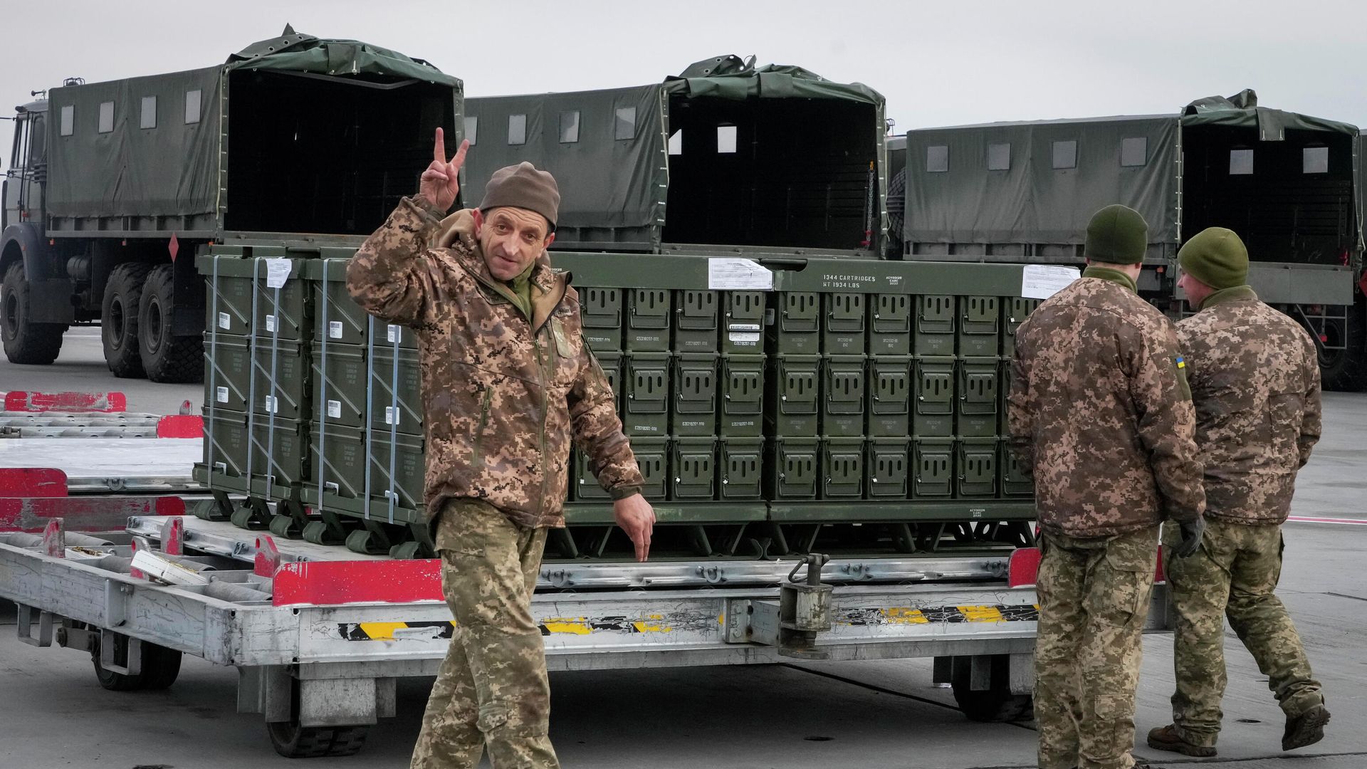 Украинский военнослужащий во время разгрузки военной помощи из США Украинский военнослужащий во время разгрузки военной помощи из США - РИА Новости, 1920, 25.02.2023