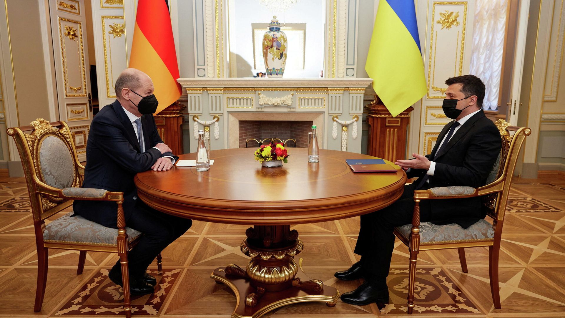 Федеральный канцлер Германии Олаф Шольц и президентй Украины Владимир Зеленский во время встречи в Киеве Федеральный канцлер Германии Олаф Шольц и президентй Украины Владимир Зеленский во время встречи в Киеве - РИА Новости, 1920, 14.02.2022