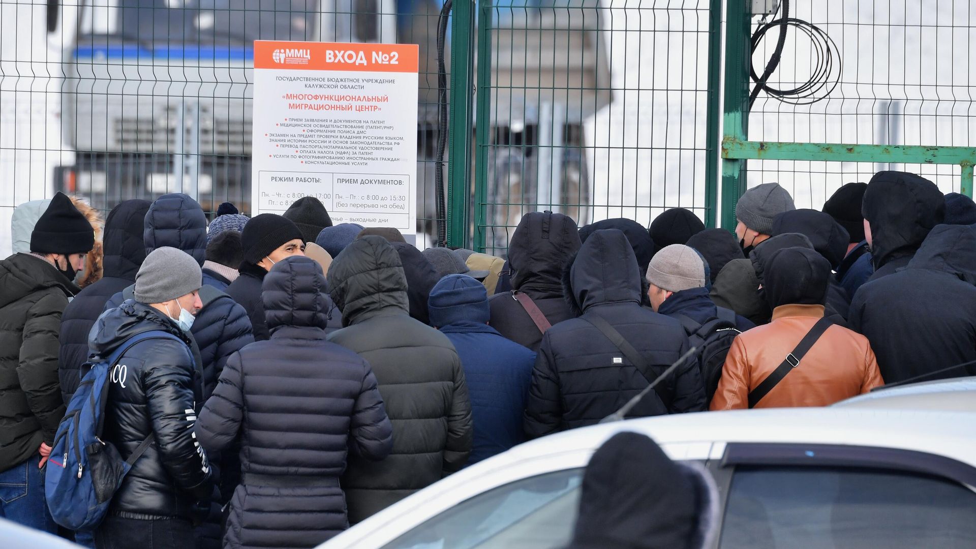 Возле многофункционального миграционного центра в Калужской области Возле многофункционального миграционного центра в Калужской области - РИА Новости, 1920, 25.10.2026