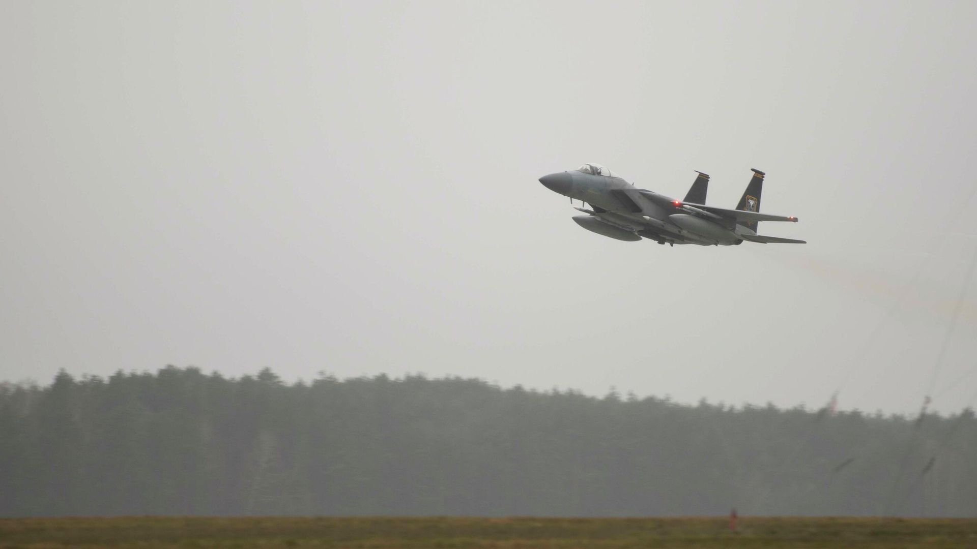 Истребитель F-15C Eagle ВВС США на авиабазе в городе Ласк, Польша Истребитель F-15C Eagle ВВС США на авиабазе в городе Ласк, Польша - РИА Новости, 1920, 25.03.2026