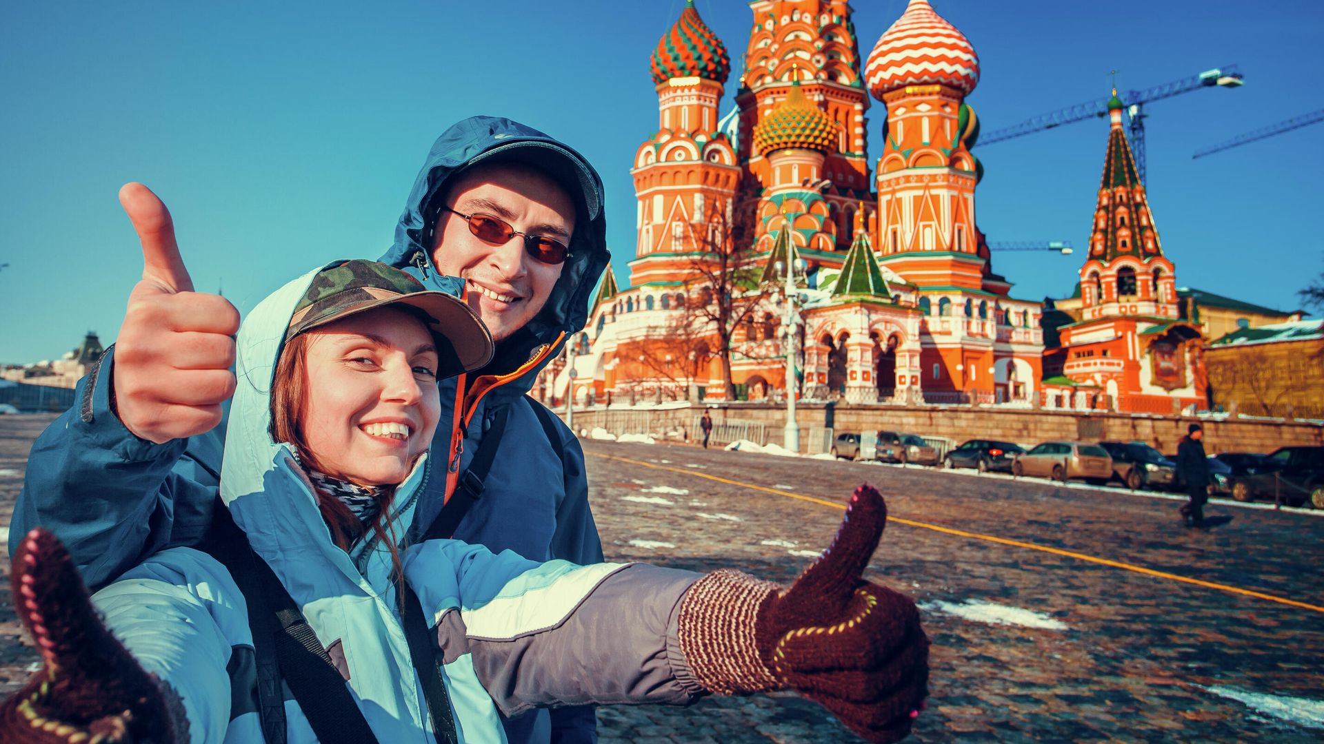 Туристы фотографируются на фоне храма Василия Блаженного в Москве Туристы фотографируются на фоне храма Василия Блаженного в Москве - РИА Новости, 1920, 19.09.2022
