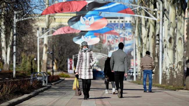Местные жители на одной из улиц в Донецке Местные жители на одной из улиц в Донецке