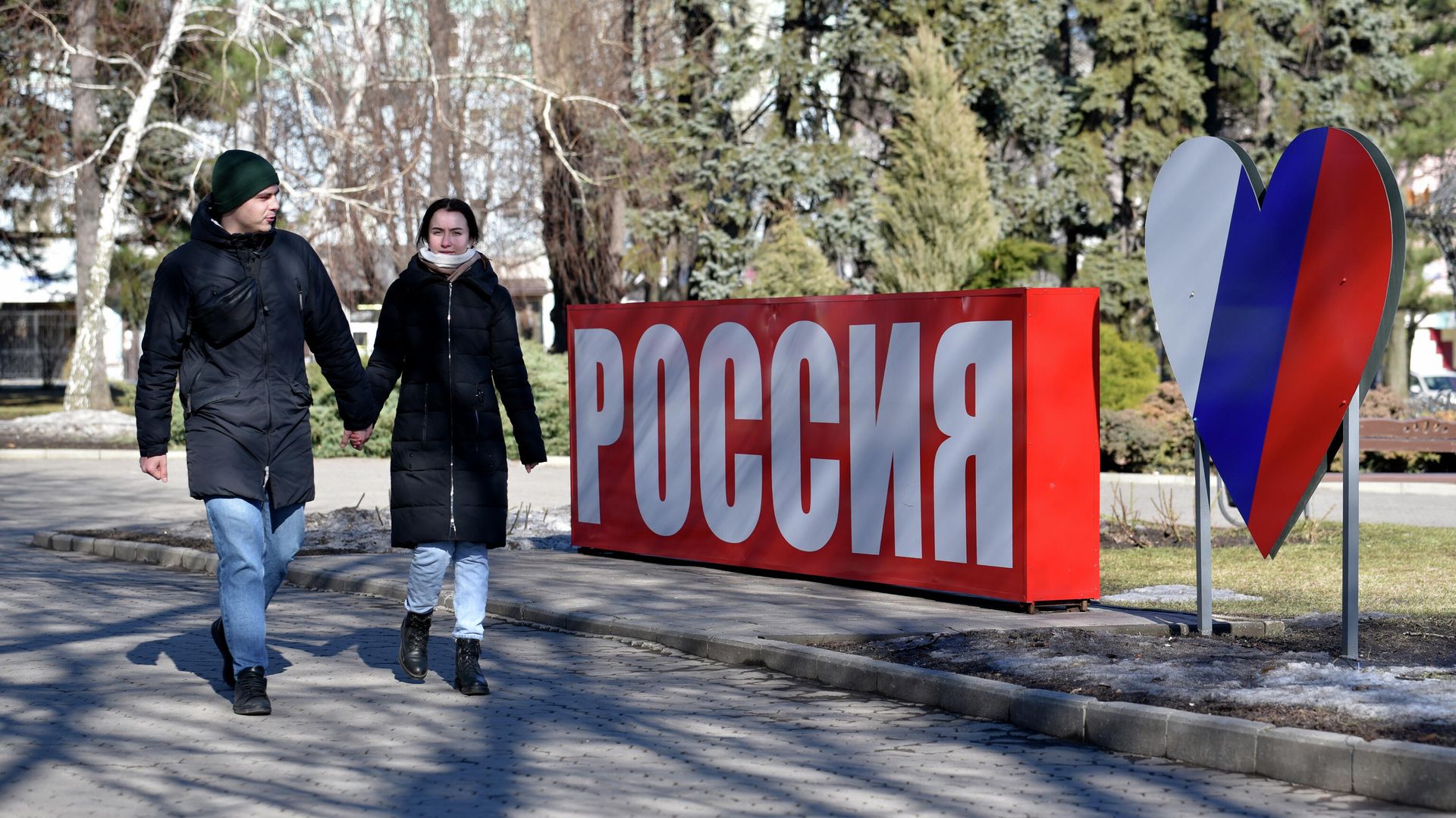 Молодые люди на одной из улиц в Донецке Молодые люди на одной из улиц в Донецке - РИА Новости, 1920, 26.01.2023