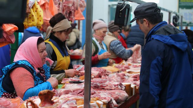 Покупатель выбирает мясо