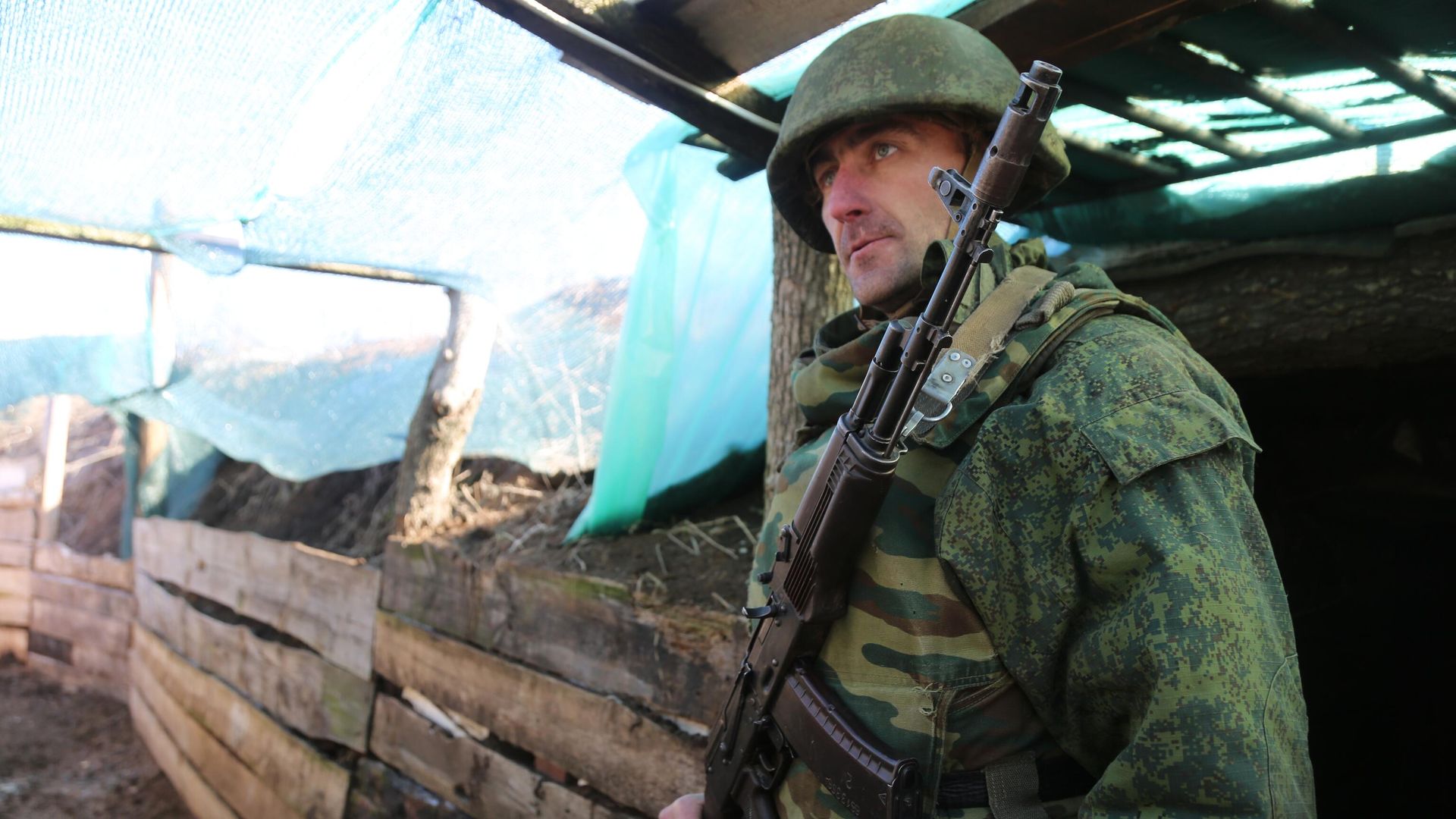 Военнослужащий ДНР на передовой в районе поселка Старомихайловка на западе Донецка Военнослужащий ДНР на передовой в районе поселка Старомихайловка на западе Донецка - РИА Новости, 1920, 17.02.2022