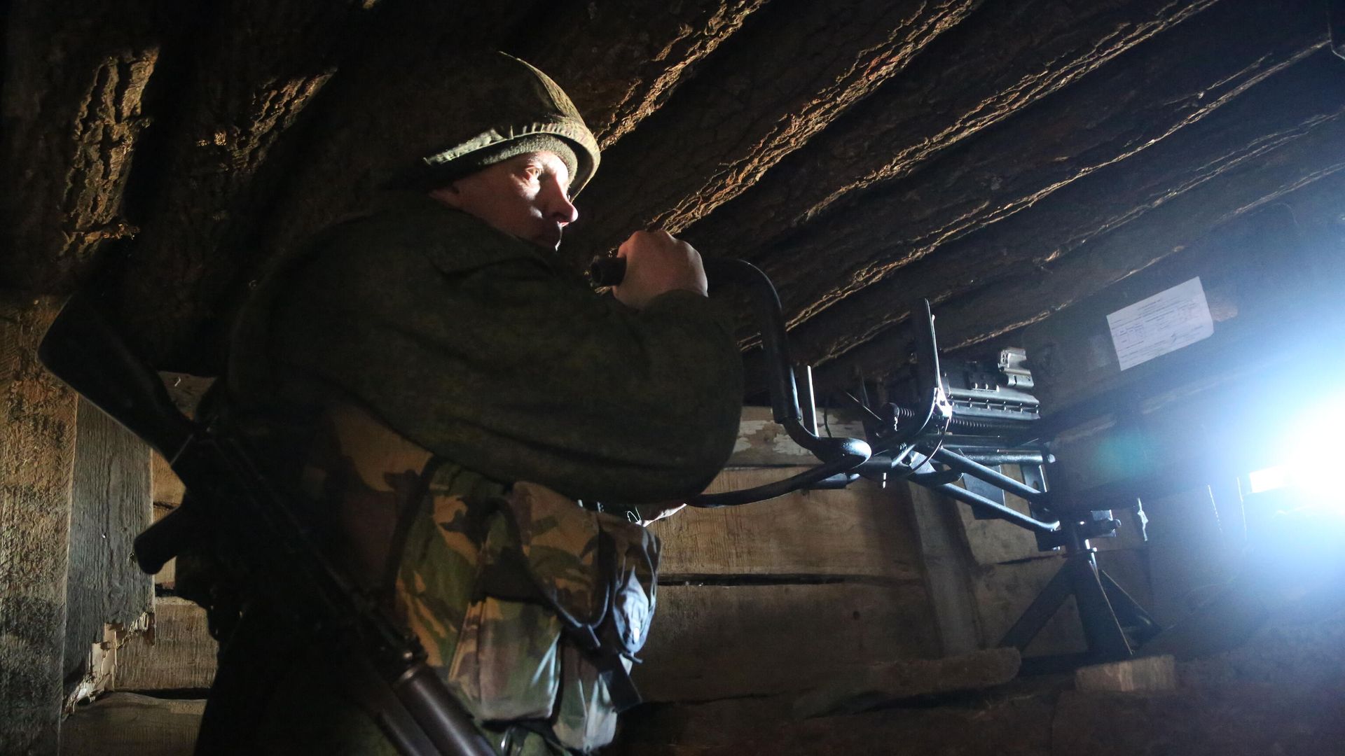 Военнослужащий ДНР на передовой в районе поселка Старомихайловка на западе Донецка Военнослужащий ДНР на передовой в районе поселка Старомихайловка на западе Донецка - РИА Новости, 1920, 19.02.2022