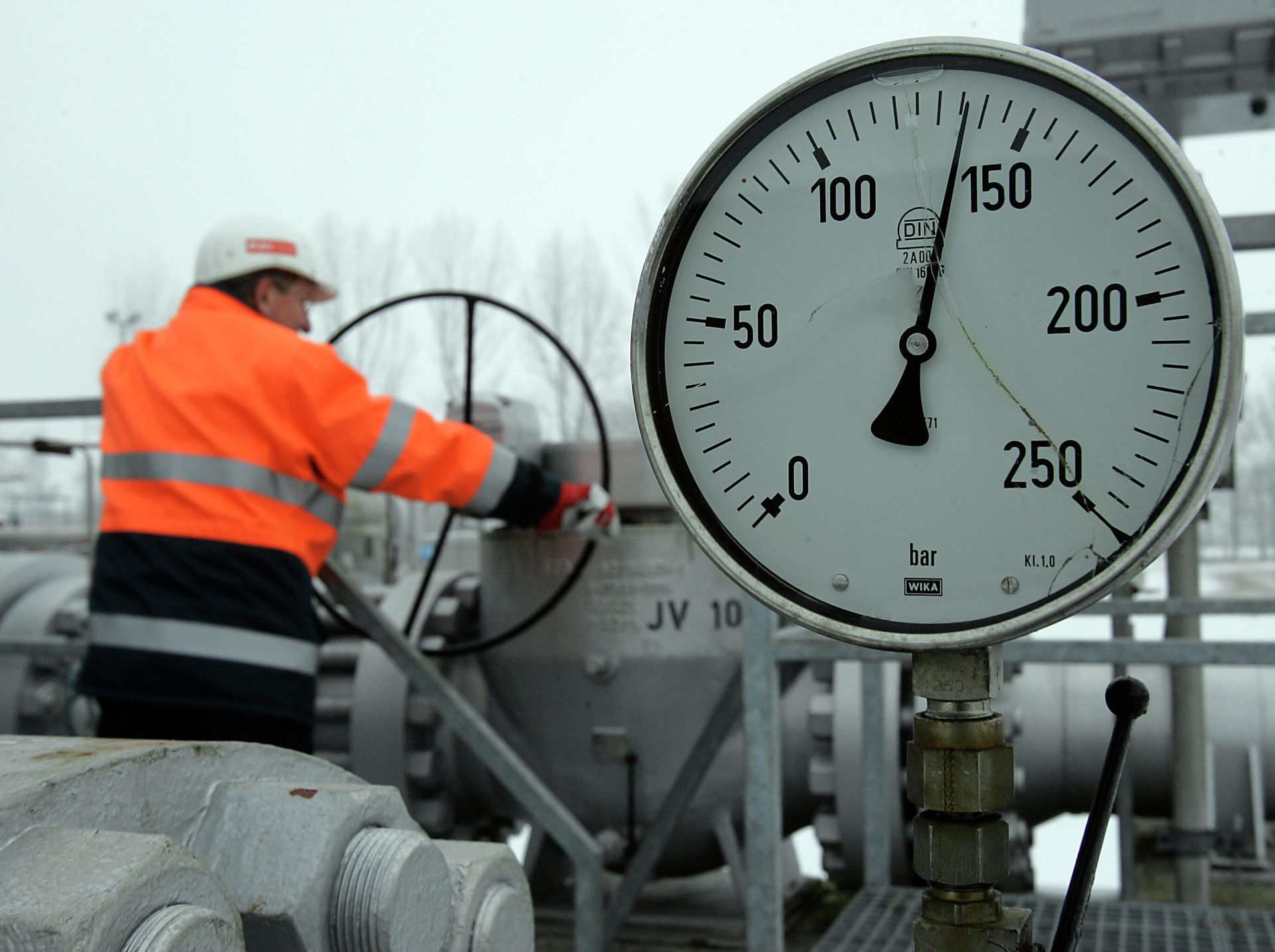 Рабочий на газохранилище в Гронау, Германия Рабочий на газохранилище в Гронау, Германия - РИА Новости, 1920, 09.07.2026
