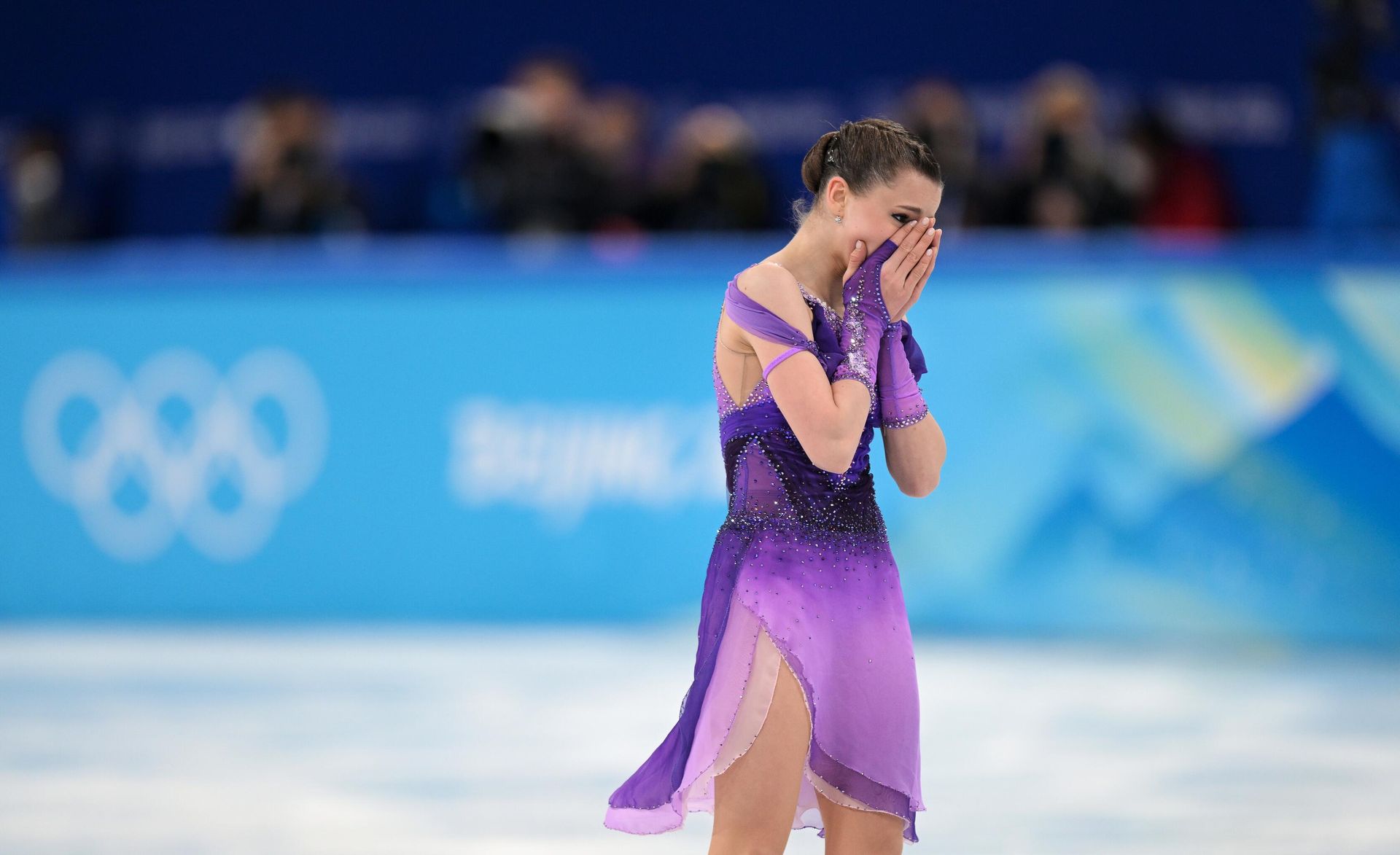 Камила Валиева после проката с короткой программой на командных соревнованиях по фигурному катанию на XXIV зимних Олимпийских играх в Пекине Камила Валиева после проката с короткой программой на командных соревнованиях по фигурному катанию на XXIV зимних Олимпийских играх в Пекине - РИА Новости, 1920, 15.02.2022