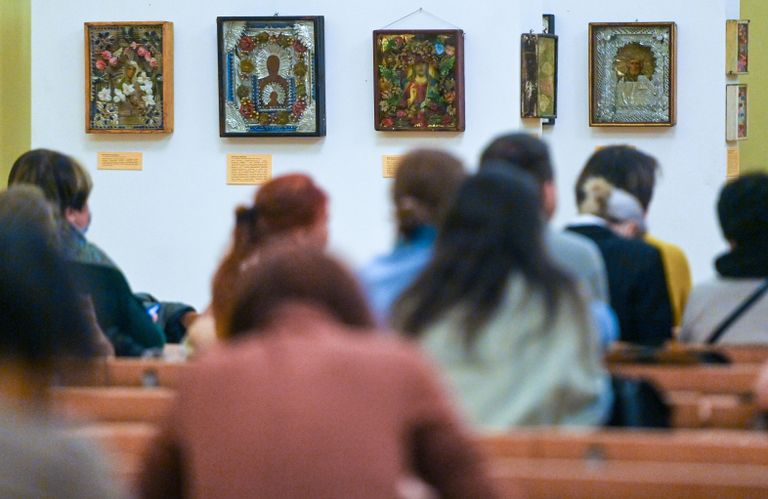Посетители слушают лекцию в рамках выставки Советские православные иконы: исчезающее наследие в Москве
