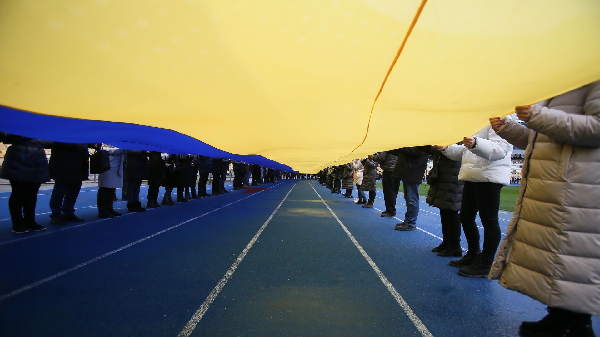 Люди с 200-метровым флагом Украины на стадионе Олимпийский Люди с 200-метровым флагом Украины на стадионе Олимпийский - РИА Новости, 1920, 02.03.2022