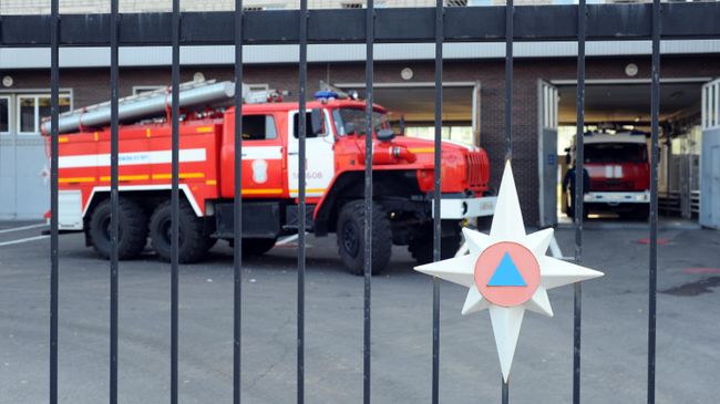Автомобили пожаротушения у пожарного депо 