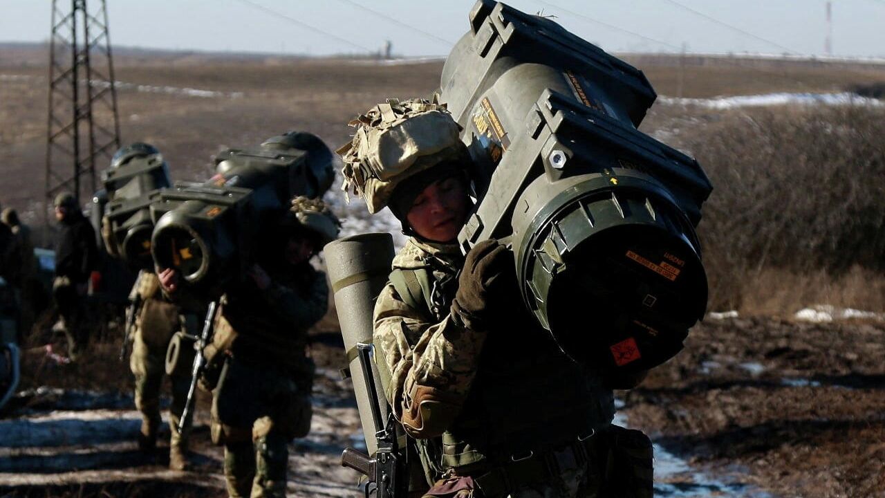 Украинские военнослужащие во время учений со стрельбой из противотанковых ракетных комплексов NLAW в Донецкой области - РИА Новости, 1920, 17.02.2022