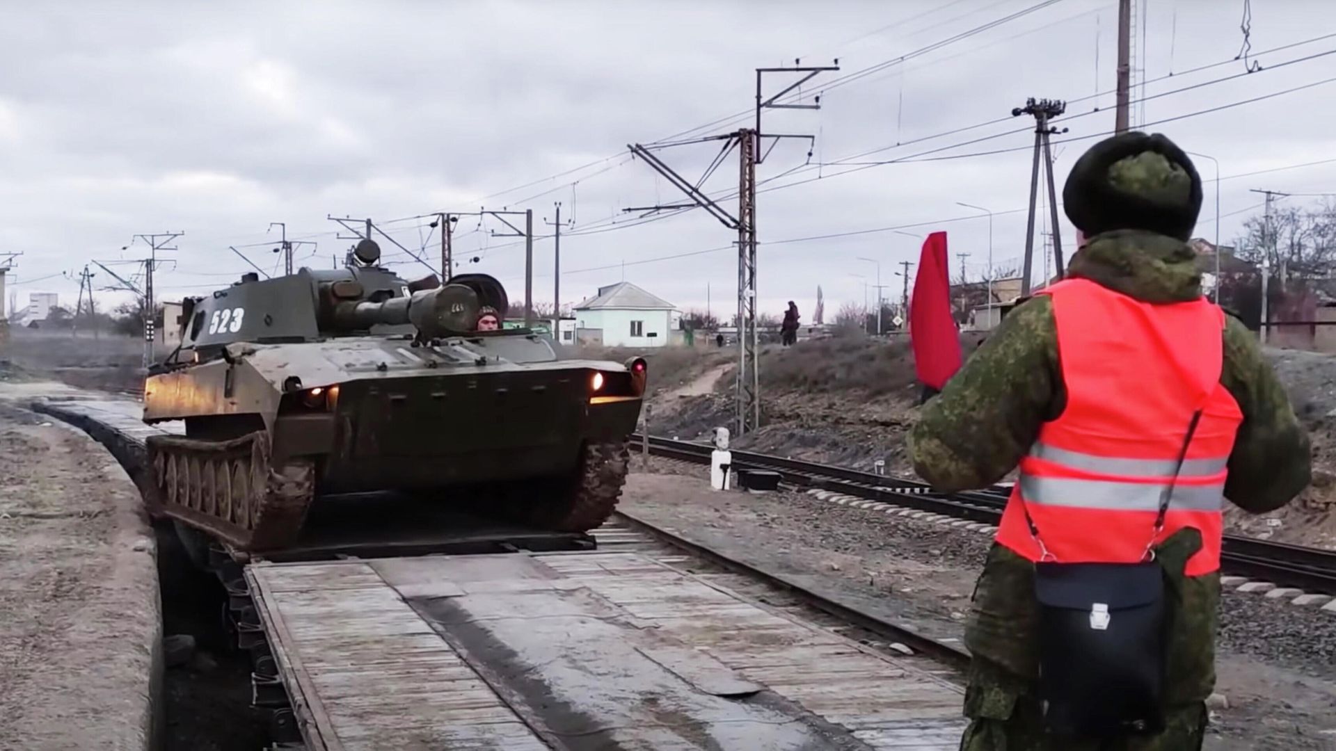 Погрузка на железнодорожный транспорт для убытия в пункты постоянной дислокации подразделений Южного военного округа. Кадр видео Погрузка на железнодорожный транспорт для убытия в пункты постоянной дислокации подразделений Южного военного округа. Кадр видео - РИА Новости, 1920, 17.02.2022