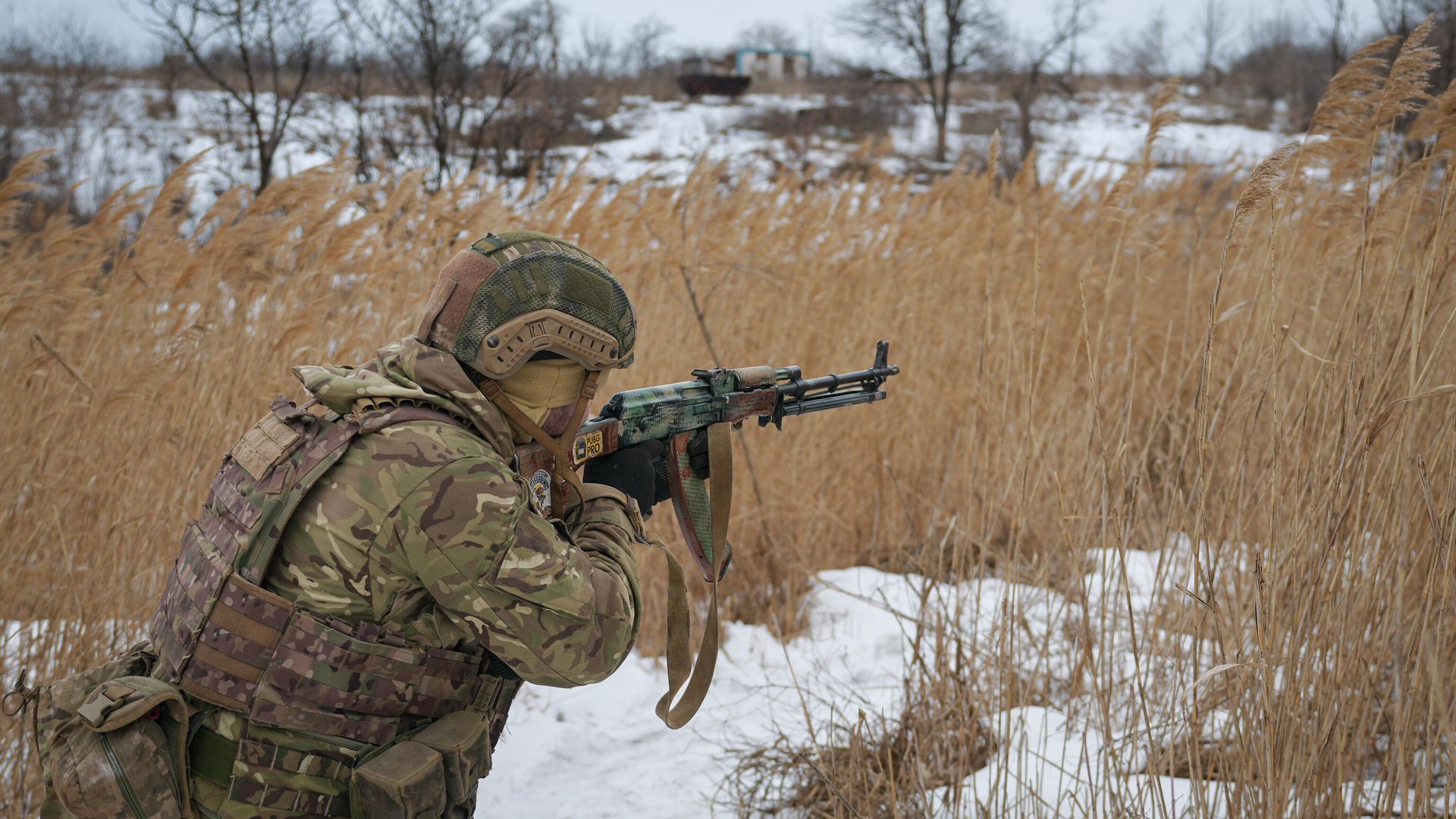 Украинский военнослужащий на линии соприкосновения в Луганской области Украинский военнослужащий на линии соприкосновения в Луганской области - РИА Новости, 1920, 17.02.2022