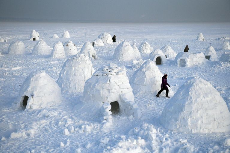 Участники фестиваля Иглу-2022 Город эскимосов на льду Новосибирского водохранилища возле пляжа Бумеранг в Новосибирске Участники фестиваля Иглу-2022 Город эскимосов на льду Новосибирского водохранилища возле пляжа Бумеранг в Новосибирске