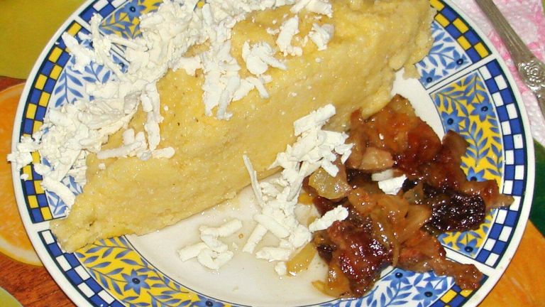 Мамалыга с брынзой и шкварками